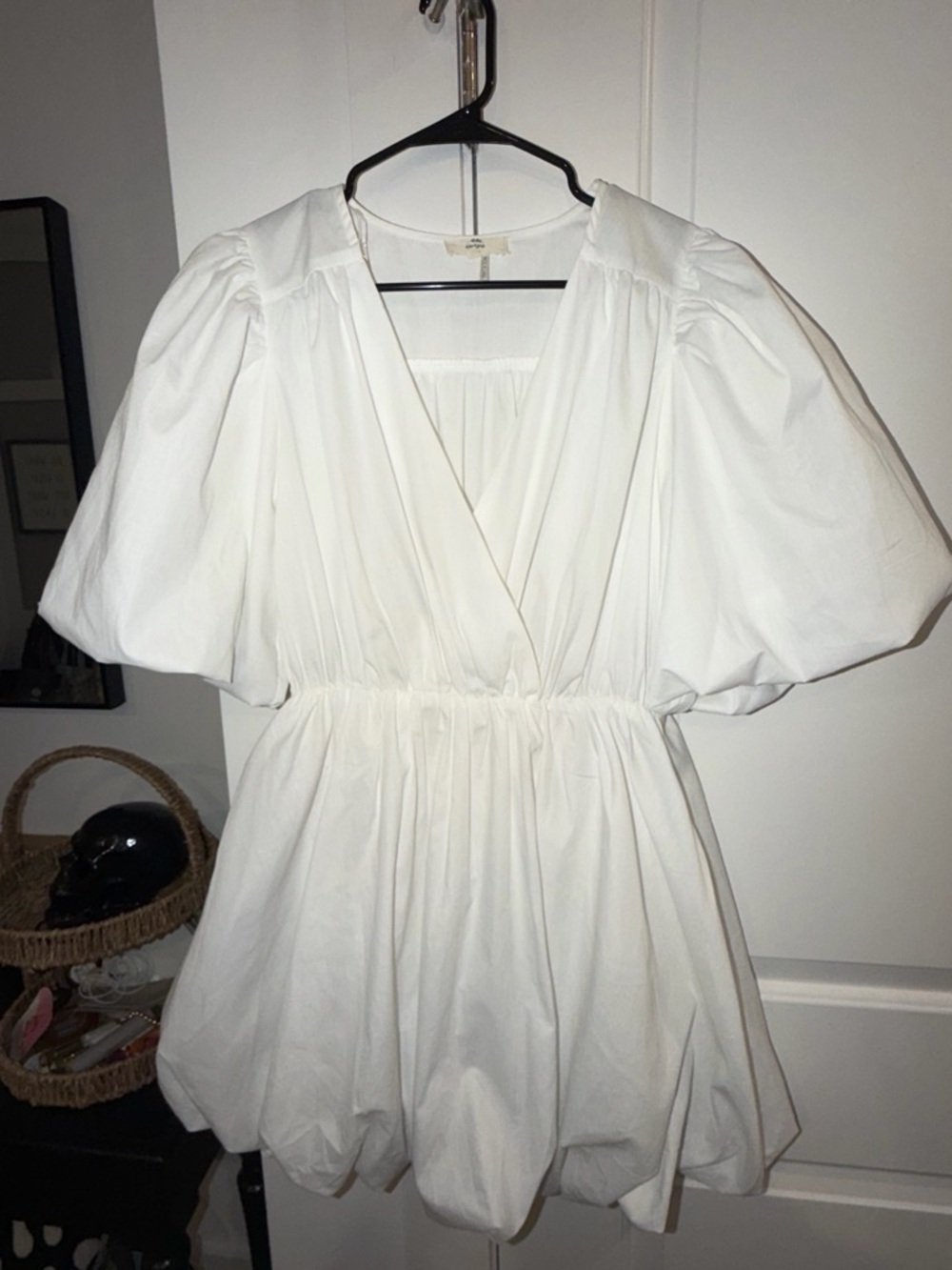 entro White Puff-Sleeve V-Neck Tunic